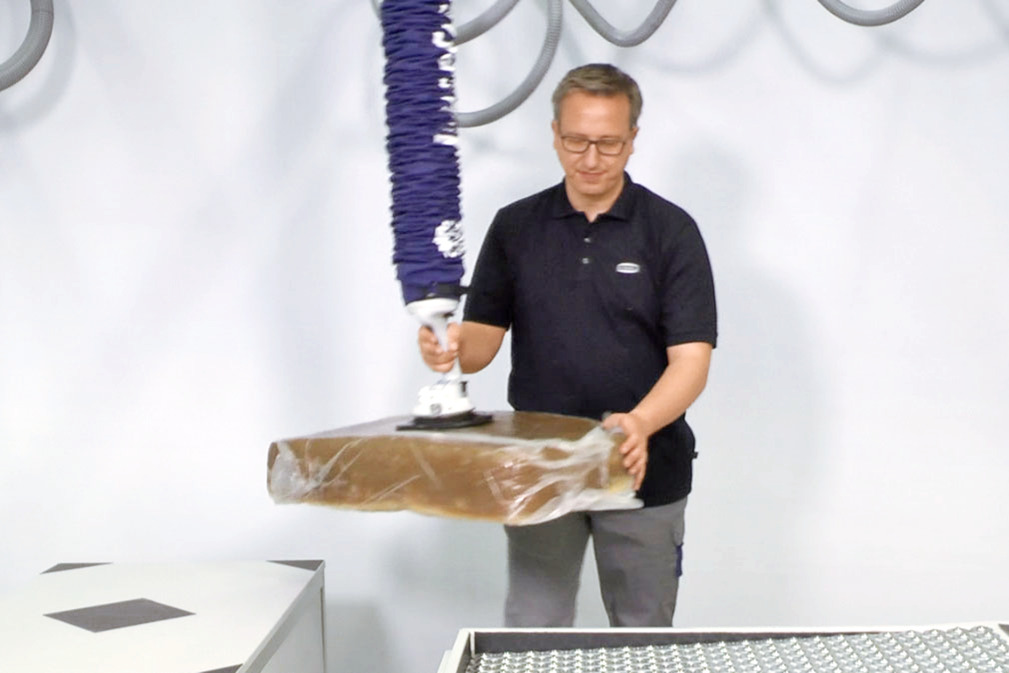 Vacuum tube lifter JumboFlex handling raw rubber bales