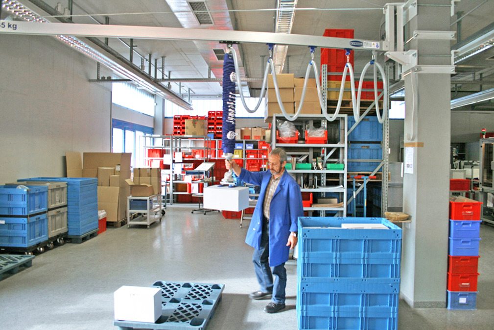 The Vacuum Tube Lifter JumboFlex simplifies loading and unloading of transport boxes