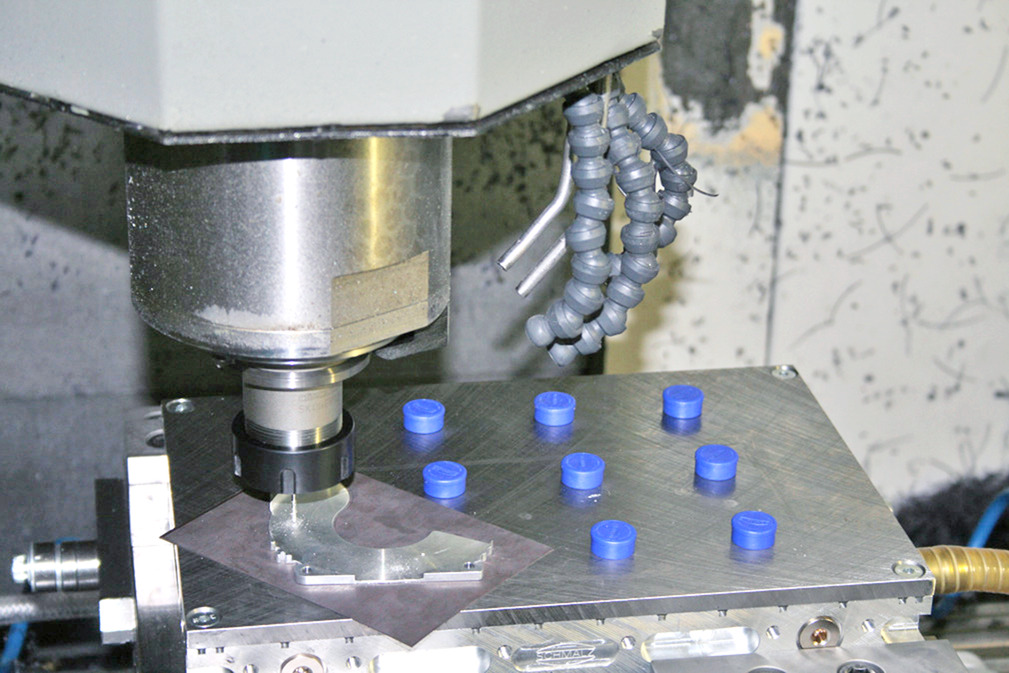 Vacuum Clamping Systems Matrix-Plate Clamping small electronic parts by vacuum during separating - 0122