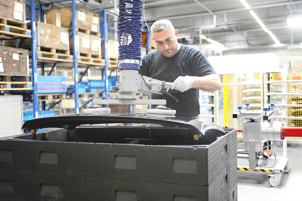 Vacuum lifters and crane systems for the Automotive Industry